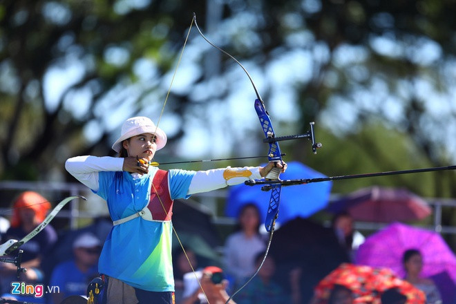 Đỗ Thị Ánh Nguyệt (18 tuổi, quê Hưng Yên) xuất thân từ VĐV bóng rổ và mới chuyển sang tập luyện bắn cung hơn 2 năm. Đây cũng là HCV SEA Games đầu tiên của nữ VĐV tại bộ môn này. Trước khi tham dự SEA Games 30, Đỗ Thị Ánh Nguyệt cũng giành HCĐ tại giải vô địch châu Á, qua đó giành suất tham dự Olympic Tokyo 2020. Ảnh: Minh Chiến.