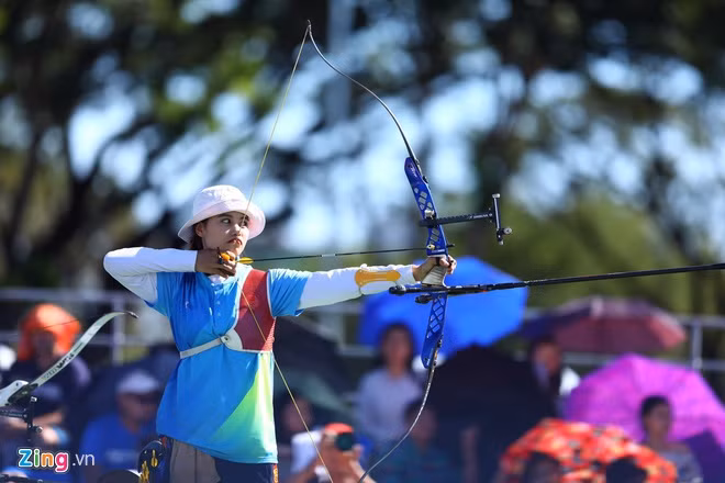 Đỗ Thị Ánh Nguyệt (18 tuổi, quê Hưng Yên) xuất thân từ VĐV bóng rổ và mới chuyển sang tập luyện bắn cung hơn 2 năm. Đây cũng là HCV SEA Games đầu tiên của nữ VĐV tại bộ môn này. Trước khi tham dự SEA Games 30, Đỗ Thị Ánh Nguyệt cũng giành HCĐ tại giải vô địch châu Á, qua đó giành suất tham dự Olympic Tokyo 2020. Ảnh: Minh Chiến.