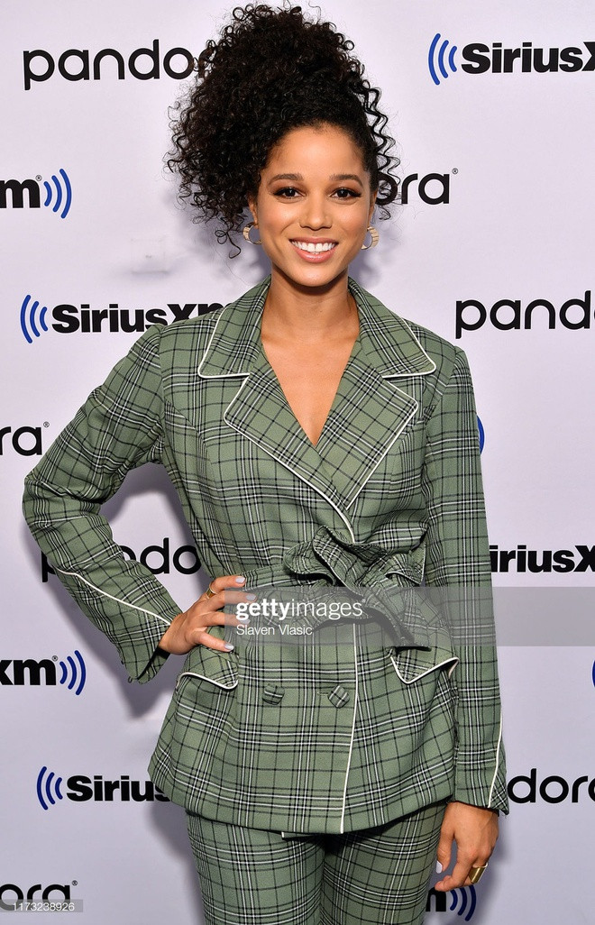 Alisha Wainwright năm nay 30 tuổi, là diễn viên người Mỹ gốc Jamaica và Haiti. Cô đóng phim từ 11 năm trước và được biết đến nhiều nhất với vai Maia Roberts trong Shadowhunters, Nicole Warren trong series truyền hình Raising Dion.