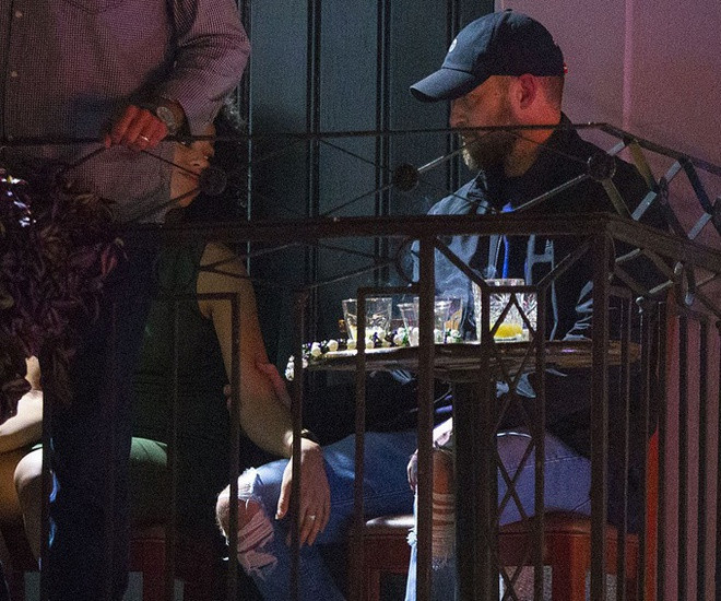 Alisha Wainwright bị chỉ trích khá nhiều khi công khai thân mật với Justin Timberlake trong cuộc gặp gỡ hôm 21/11. Khi được phỏng vấn, giọng ca Mirrors cũng thừa nhận anh đã lỡ "say nắng" bạn diễn. Chính vì vậy, anh phải viết dòng chia sẻ dài trên trang cá nhân để xin lỗi vợ. Còn về phía Wainwright, cô không lên tiếng về ồn ào này.