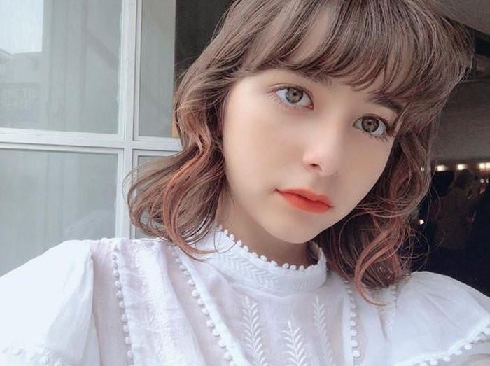 Thường xuyên xuất hiện trên các tạp chí gợi cảm, hotgirl vẫn nổi tiếng với hình tượng dễ thương, trong sáng.