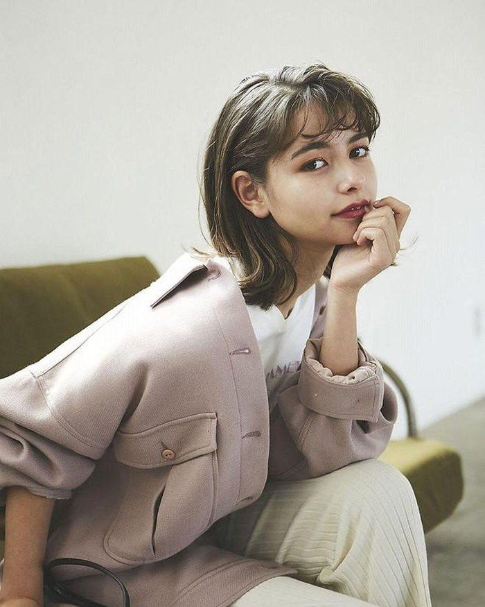 Ngoài công việc chụp lookbook và biểu diễn thời trang, người đẹp 10X còn kinh doanh cửa hàng quần áo và chuyên làm các video lifestyle- phong cách sống chia sẻ lên mạng xã hội. Cô nàng cũng có trang blog riêng để quảng bá hình ảnh của mình.