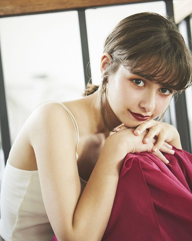 Vừa qua, Lina xuất sắc chiến thắng cuộc thi Miss iD2020 - chương trình tìm kiếm người mẫu thế hệ mới nổi tiếng của Nhật Bản. Thành công tại cuộc thi này là bước đệm giúp cô nàng được công chúng và giới truyền thông biết tới nhiều hơn. Trên mạng xã hội, Linda có hơn 500.000 người theo dõi.