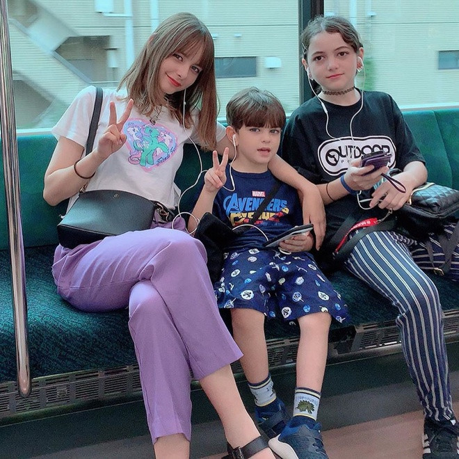 Cô nàng còn có một em gái 12 tuổi và một em trai 5 tuổi.