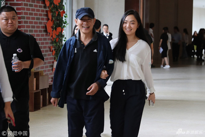 Ly Lien Kiet xuat hien gay go, tieu tuy ben con gai xinh dep