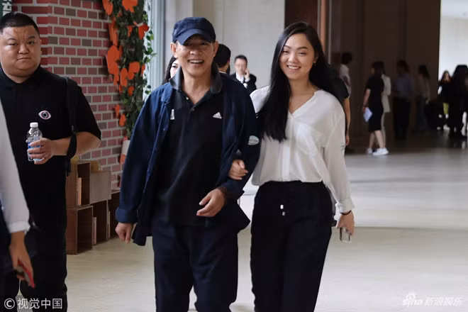 Ly Lien Kiet xuat hien gay go, tieu tuy ben con gai xinh dep