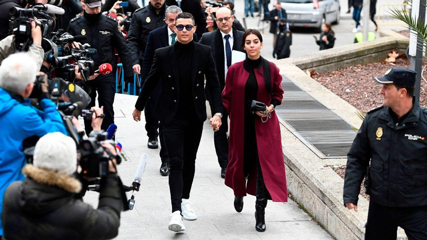 Ronaldo va Messi tron thue tinh quai nhu the nao