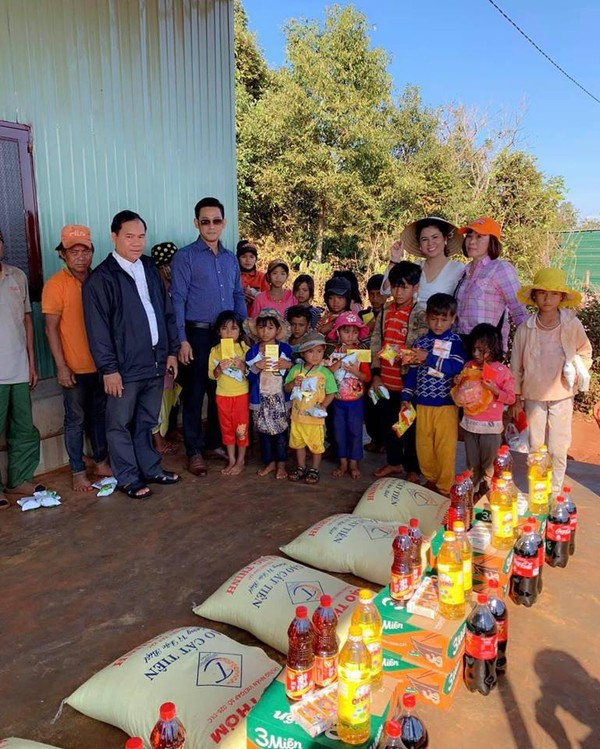 Ba Le Hoang Diep Thao tuoi cuoi rang ro khi di tu thien o vung cao-Hinh-2