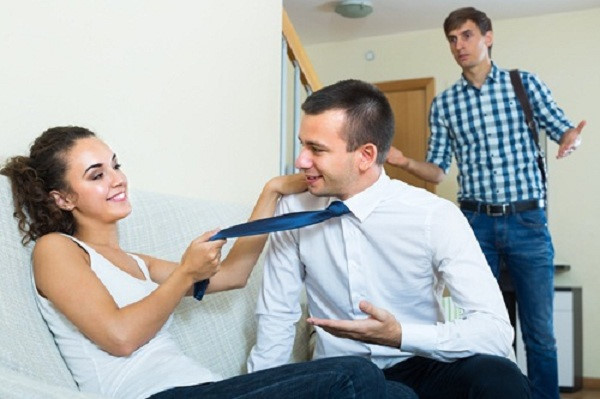 Bi chong bat qua tang hen ho trong nha nghi, vo noi soc