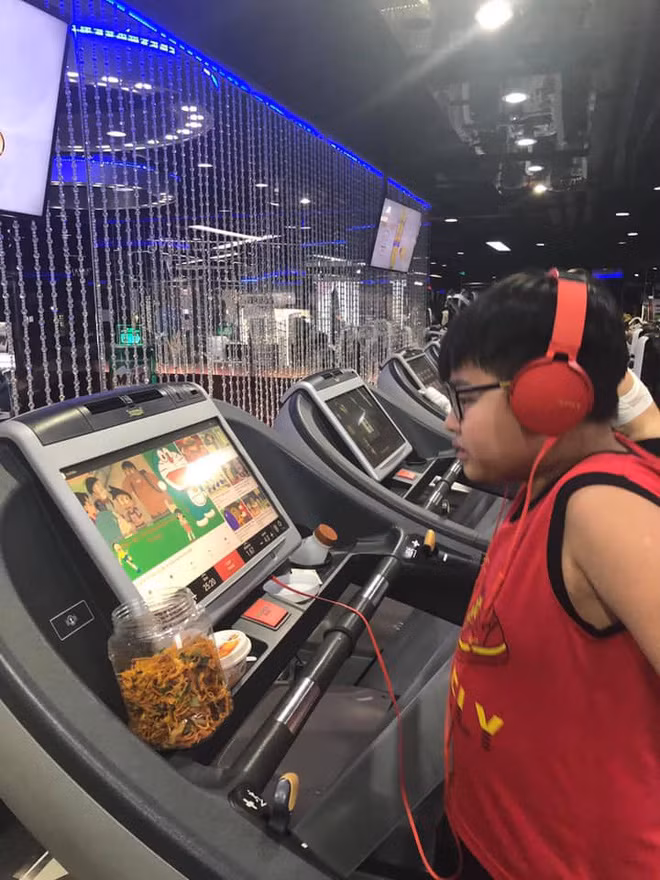 Cau be luoi bieng khien dan mang cuoi ngat vi hanh dong nay