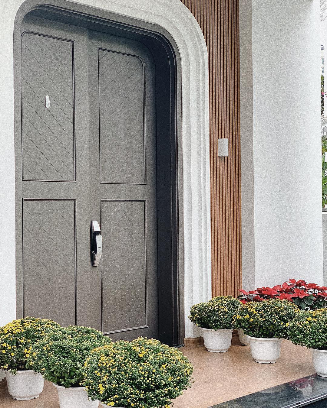 Giữa tháng 7/2018, Dương Tú Anh bất ngờ lên xe hoa cùng ông xã tên Gia Lộc. Chồng của Á hậu Việt Nam 2012 sinh năm 1994 hiện đang công tác trong ngành xây dựng. 5 tháng sau khi kết hôn, Á hậu Tú Anh vui mừng thông báo với người hâm mộ việc cô đã sinh con đầu lòng. Là một người khá kín tiếng nên Á hậu Tú Anh không tiết lộ quá nhiều về cuộc sống hôn nhân của mình. Chính vì vậy mà khán giả lại càng quan tâm đến vợ chồng cô nhiều hơn.