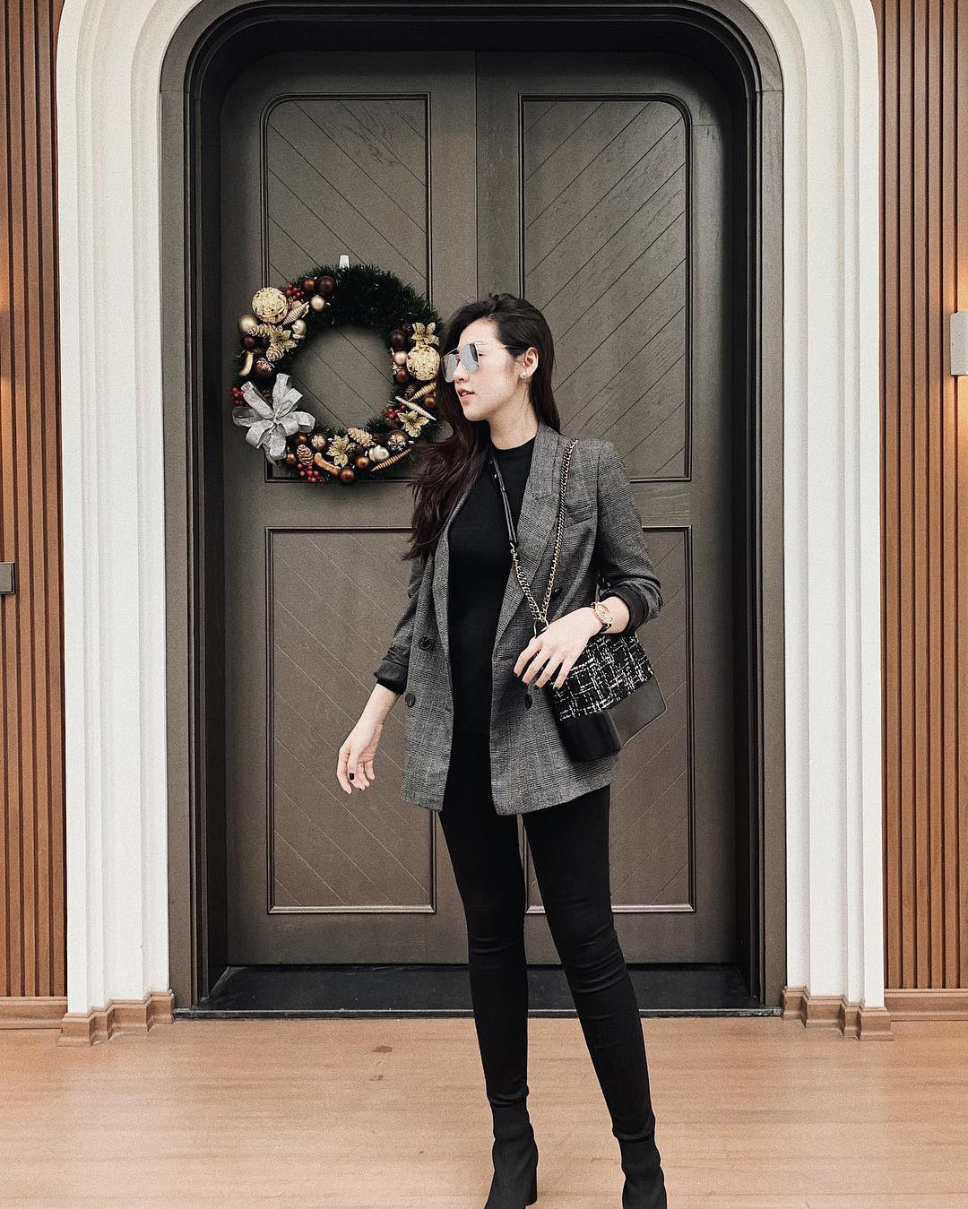 Trên Instagram thời gian gần đây, Á hậu sinh năm 1993 đã bắt đầu chia sẻ nhiều hơn về những khoảnh khắc đời thường. Và từ những bức ảnh mà Tú Anh đăng tải, rất nhiều cư dân mạng đã phát hiện ra không gian sống sang chảnh của Á hậu sau khi kết hôn với ông xã thiếu gia.