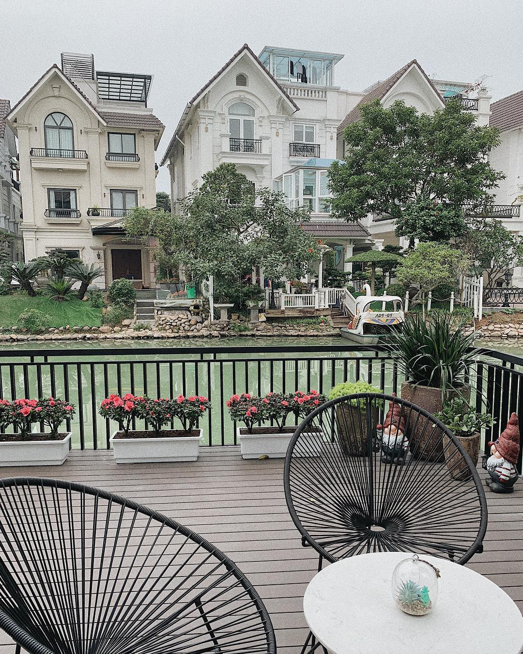 Không gian phía sau nhà của Á hậu Tú Anh vô cùng yên bình, thơ mộng.