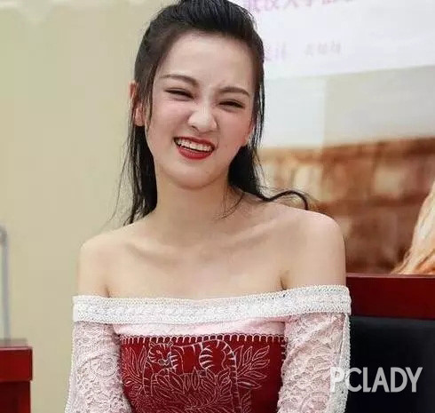 Thế nhưng, nhiều dân mạng đã nghi ngờ với phong độ nhan sắc thất thường của Huang Cancan. "Nữ thần Vũ Hán" đẹp xuất sắc trong các tấm hình nghệ thuật, song khi xuất hiện trên truyền hình hay bị bắt gặp bên ngoài, cô không có được vẻ đẹp đó. Không ít người còn chụp lại màn hình loạt khoảnh khắc "kém xinh" của 9X và xôn xao bàn tán.