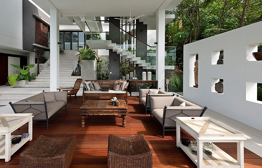 Khu vực tiếp khách đặt gần lối vào.