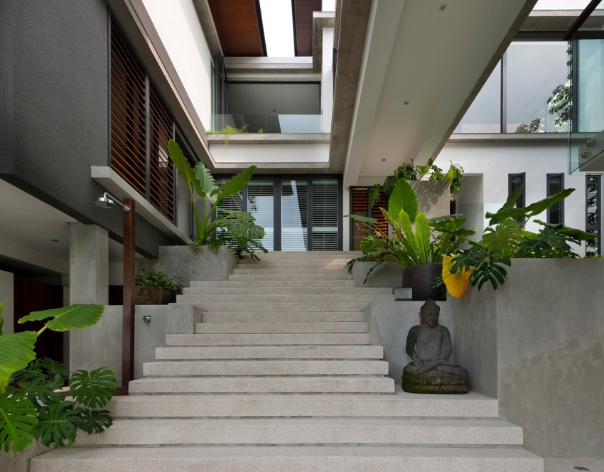 Cây xanh được bố trí dọc theo cầu thang.