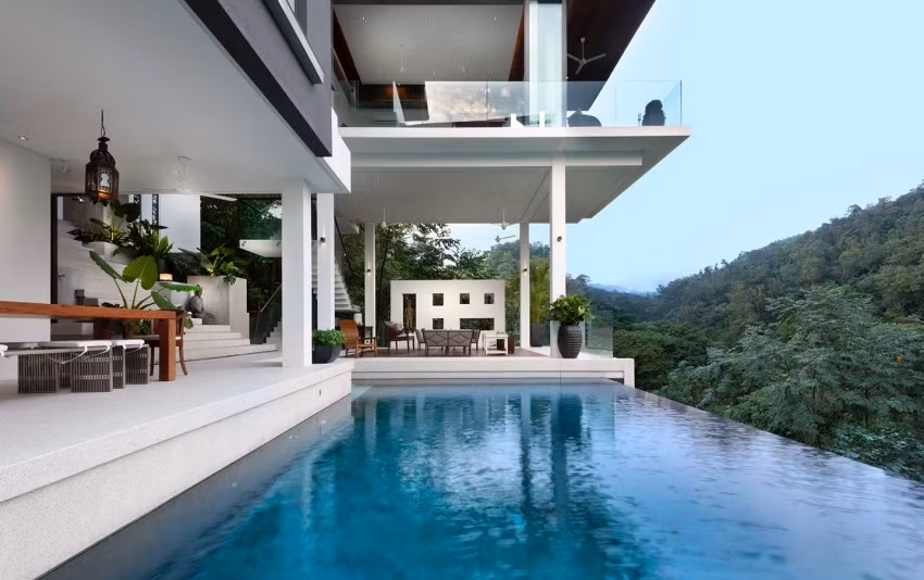 Ngay cả khi đang bơi mọi người cũng có thể thưởng thức cảnh đẹp thiên nhiên xung quanh.