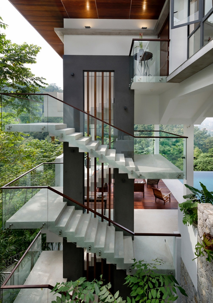 Lên các tầng cao hơn lan can, cầu thang bọc bằng kính để bảo vệ an toàn đồng thời tăng nét hiện đại.