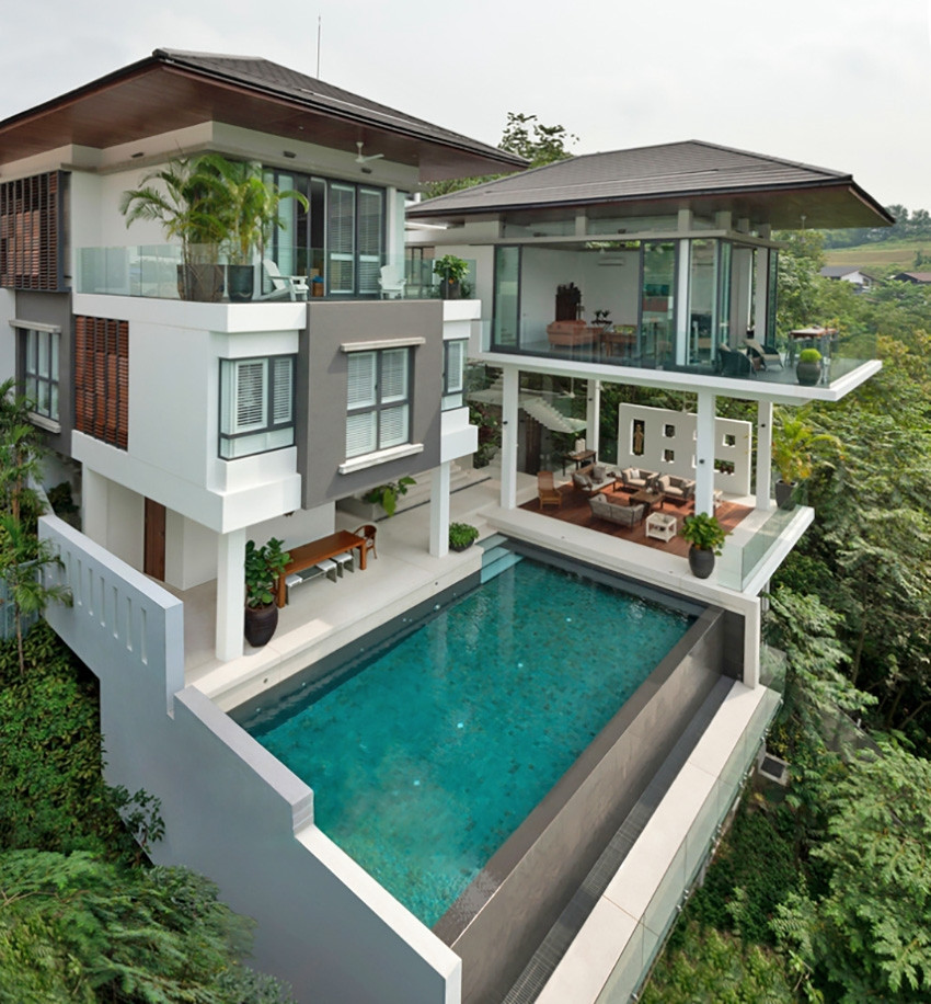 Tất cả các không gian sinh hoạt trong nhà hướng đến bể bơi lộ thiên nằm phía trước.