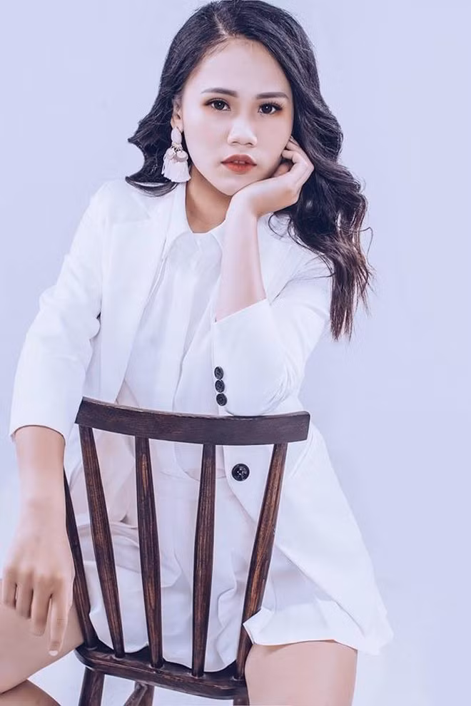 "Em và cô Trang rất hợp nhau trong chuyện ăn uống, mua sắm. Cô Trang thường là người lên thực đơn cho bữa ăn hàng ngày của gia đình, còn em là người nấu. Có những lúc cô Trang không bận công việc thì hai cô cháu sẽ cùng vào bếp", Linh Nhi chia sẻ. Linh Nhi tâm sự, những ngày Tết đang gần kề thế này, cả gia đình cô sẽ cùng nhau đi mua sắm đồ đạc, trang hoàng nhà cửa đón năm mới.