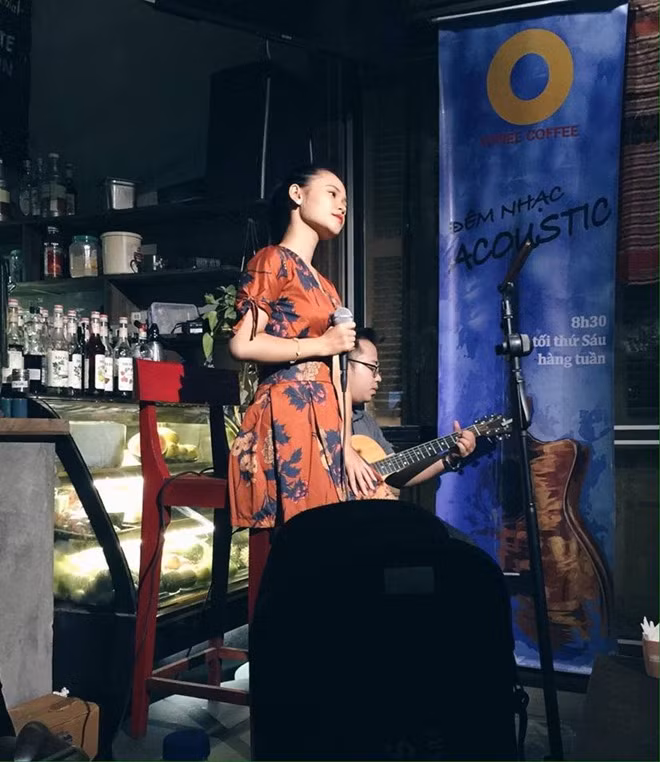 "Em cũng rất hay đi làm cùng cô Lam Trang để nghe cô cũng như những anh chị khác trong nghề hát. Qua đó, em rút ra được kinh nghiệm cho bản thân và học hỏi những cái hay từ những người đi trước. Trong những lần đi cùng cô, thỉnh thoảng em cũng lên giao lưu cùng ban nhạc để rèn luyện về giọng hát, cách đứng trên sân khấu biểu diễn và mạnh dạn hơn. Cô thường quay lại clip em hát, sau đó sẽ cho em nghe lại để biết mình còn thiếu sót điều gì và cùng em khắc phục", con gái 19 tuổi của nhạc sĩ Tú Dưa tâm sự.