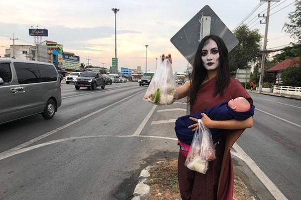 Để tăng doanh số, Nannaphat đã hóa trang thành hồn ma Nak Phra Khanong.