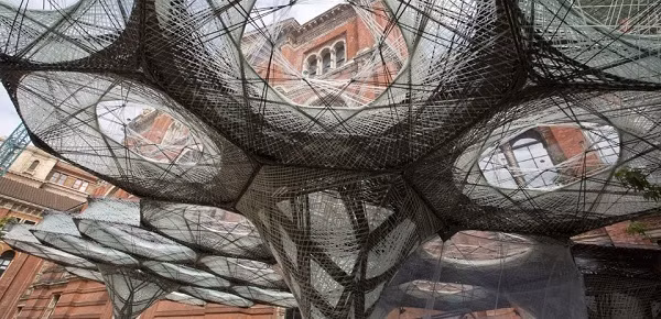 Đại học Stuttgart Beetle Pavilion Viện Tính toán thiết kế (ICD), Viện Cấu Trúc xây dựng và Kết cấu thiết kế (ITKE) của Đại học Stuttgart đã thiết kế một chuỗi các gian nhà triển lãm là thành quả của những nghiên cứu về Phỏng sinh học (Biomimetic). Vào năm 2014, trường đã ra mắt Beetle Pavilion sử dụng cấu trúc sợi thủy tinh và sợi carbon lấy cảm hứng từ bọ cánh cứng. Với diện tích 50m2 nhưng chỉ nặng 593kg, Beetle Pavilion đã chứng minh vỏ hai lớp hình học của động vật là mô hình lý tưởng để xây dựng hiệu quả và tiết kiệm vật liệu.