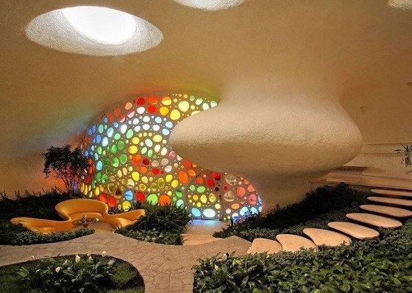 Ngôi nhà vỏ ốc Nautilus của Javier Senosiain Vỏ ốc là nguồn cảm hứng cho rất nhiều tòa nhà ở Nhật Bản, Monte Carlo và Mexico. Ngôi nhà vỏ ốc Nautilus ở thành phố Mexico do kiến trúc sư Javier Senosiain thiết kế. Không chỉ có dáng vẻ bên ngoài độc đáo và khác biệt, không gian bên trong căn nhà còn lung linh như một bức tranh cổ tích. Kiến trúc sư đã tận dụng triệt để những yếu tố tự nhiên như đá lát, cỏ cây, ánh sáng để không gian sống thật sự thoải mái.