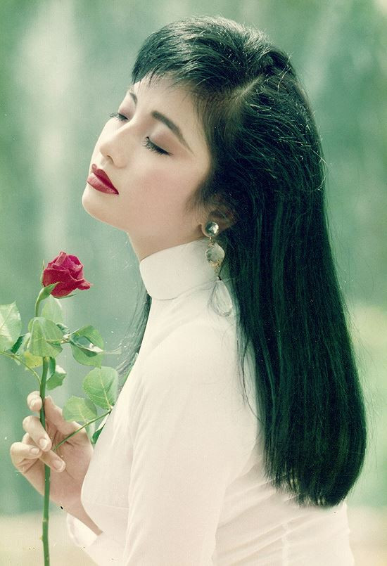 Bên cạnh đó, Hoa hậu Sài Gòn còn được đánh giá cao về khả năng diễn xuất trong lĩnh vực điện ảnh với những bộ phim như: "Sau những giấc mơ hồng", "Cổ tích 17", "Ngọc trong đá",….