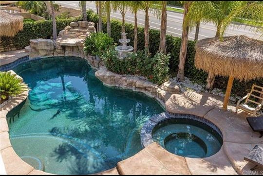 Toàn bộ căn biệt thự đều dùng màu trắng làm chủ đạo. Bên ngoài được thiết kế theo phong cách châu Âu cổ điển. Lối kiến trúc này khiến căn biệt thự vừa mang nét đẹp hiện đại lại pha lẫn chút hương vị xưa cũ. Bên ngoài nhà Julia Hồ còn có một khoảng không gian cực rộng để trồng cây, làm bãi đỗ xe. Ngoài ra, một hồ bơi cũng được đặt ở nơi này phục vụ cho nhu cầu thư giãn của chủ nhân.