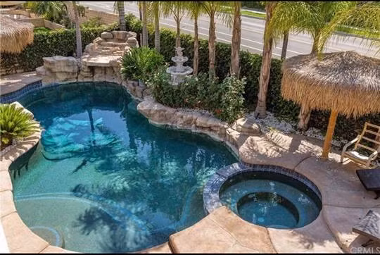 Toàn bộ căn biệt thự đều dùng màu trắng làm chủ đạo. Bên ngoài được thiết kế theo phong cách châu Âu cổ điển. Lối kiến trúc này khiến căn biệt thự vừa mang nét đẹp hiện đại lại pha lẫn chút hương vị xưa cũ. Bên ngoài nhà Julia Hồ còn có một khoảng không gian cực rộng để trồng cây, làm bãi đỗ xe. Ngoài ra, một hồ bơi cũng được đặt ở nơi này phục vụ cho nhu cầu thư giãn của chủ nhân.