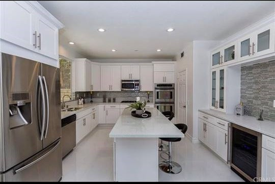 Phòng khách với bếp được thiết kế liền kề nhau chứ không dùng vách ngăn khiến không gian thêm rộng rãi. Đây cũng là lối kiến trúc đặc trưng của các nước phương Tây. Có căn biệt thự sang trọng như vậy bên Mỹ nhưng không hiểu sao Julia Hồ lại bất ngờ trở về Việt Nam, bỏ nghề sửa túi và sống chung cùng bố mẹ.