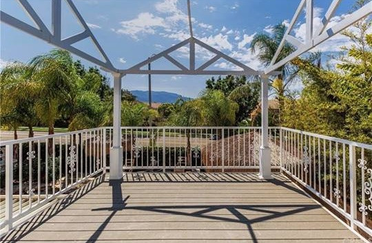 Dù mới ly hôn nhưng có thể thấy, Julia Hồ có thái độ sống rất tích cực và đang lao động miệt mài với sự nghiệp người mẫu sau nhiều năm ngủ quên. Việc Julia Hồ không ngại "vung tay" chi đậm số tiền khủng để mua nhẫn kim cương, nhiều người tò mò về khối tài sản của nàng hậu 8X. Trước khi trở về Việt Nam vào đầu năm nay, Julia Hồ sống cùng con trai trong căn biệt thự rộng 4.200m2 ở Mỹ. Căn biệt thự này có giá 820 tỷ ở Corona, Californie. Căn biệt thự này có tới 4 tầng, được thiết kế xa hoa, sang chảnh. Trong này, Julia Hồ dành hẳn một căn phòng chỉ để đựng giày dép, 1 phòng đựng túi hiệu, 1 phòng cho quần áo.