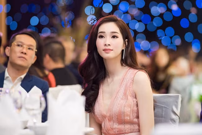 Fan thich thu mon qua HH Thu Thao tang sinh nhat anh trai