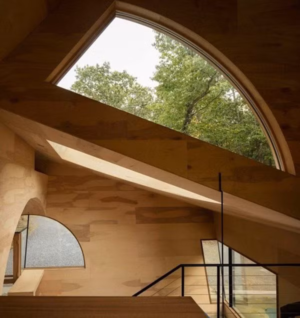 Các lỗ rỗng hình học - lỗ Boolean - được khéo léo vận dụng, tạo nên điểm hút mắt cho cả mặt tiền và không gian nội thất.