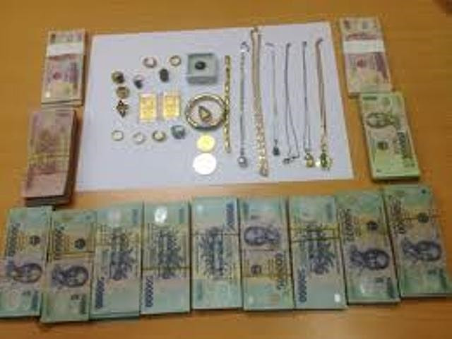 Chau dau dot nhap nha cau “khoang” sach tien, vang