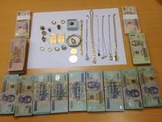 Chau dau dot nhap nha cau “khoang” sach tien, vang