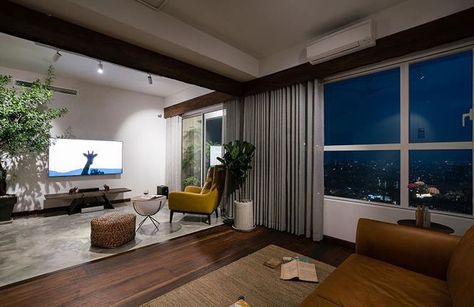 Các thành viên trong nhà có thể chọn việc đứng ở vị trí nào xem tivi. Có thể ngồi trên ghế đệm phía trước hoặc ghế sofa da phía sau đều được.