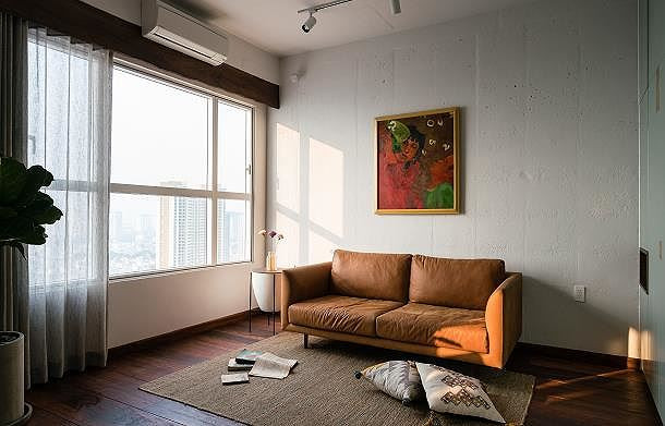 Góc thư giãn ngồi xem tivi nơi phòng khách gây ấn tượng nhờ các món đồ nội thất hình dáng lạ lẫm.