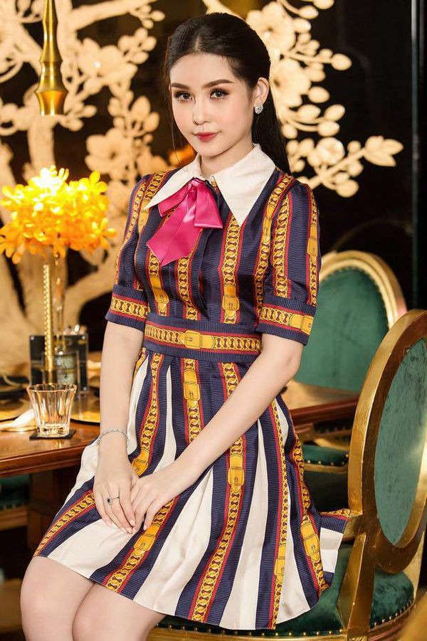 Do biết rõ cơ thể của mình nên từ đó chân dài cũng có sự lựa chọn thời trang thích hợp. Người đẹp ít khi mặc những bộ cánh có phần váy chữ A vừa phải, một là xòe rộng luôn, hai là ôm sát.