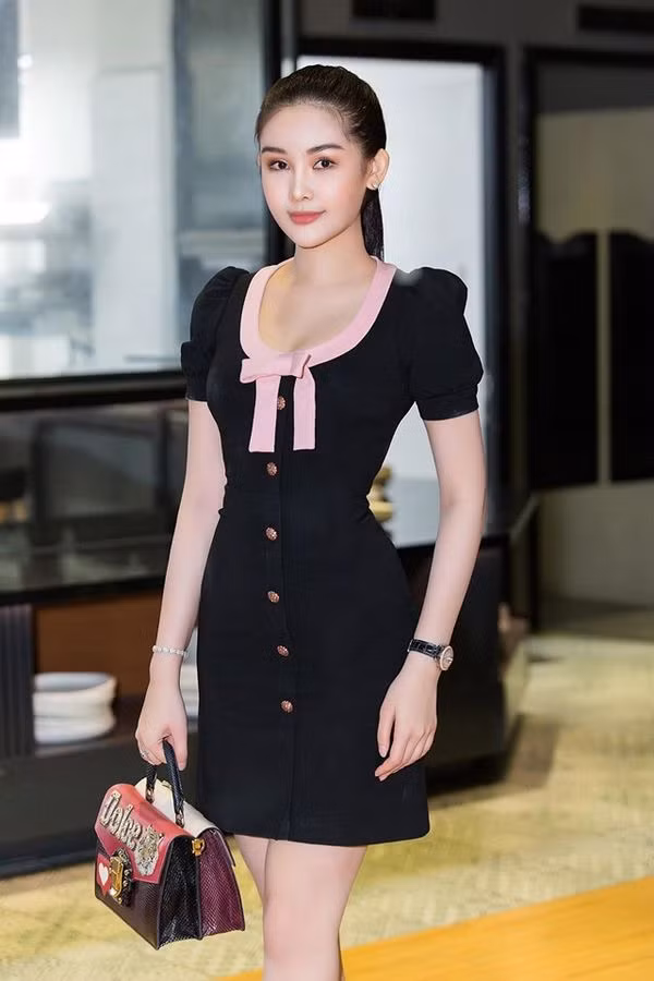 Qủa thật, sẽ tưởng rằng chiếc váy này được thiết kế với dáng ôm sát, bởi vòng 3 căng tròn của nàng hậu đã làm mất phom váy rồi.