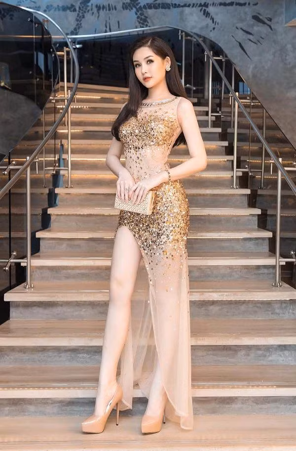 Còn mỗi khi khoe dáng trong đầm ôm, váy đuôi cá là một lần khán giả lại có dịp trầm trồ với dáng vóc của Lê Âu Ngân Anh.