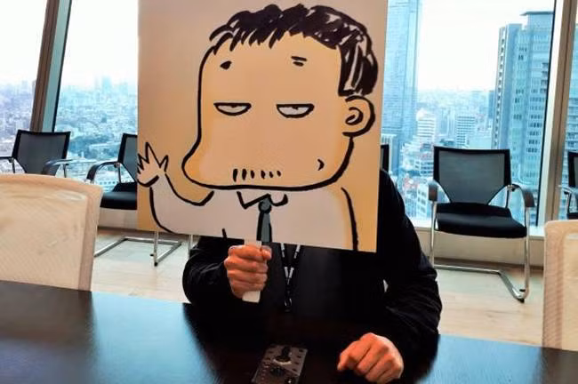 Điều đặc biệt là ông vẫn đi xe đạp đi làm và vẻ ngoài không cho thấy là một người giàu có. (Ảnh chụp nơi làm việc của nhân viên ở DMM).