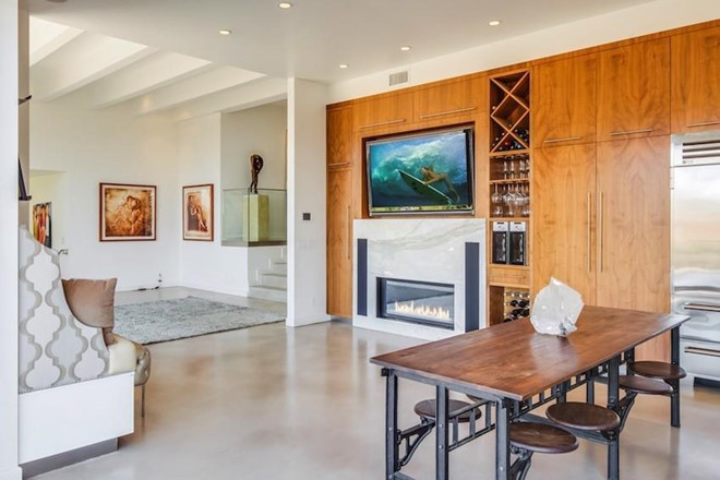 Những dụng cụ nấu nướng được cất trong một chiếc tủ cỡ lớn làm từ gỗ sồi.