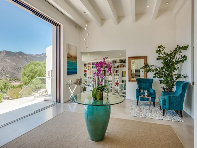 Không gian được thiết kế theo phong cách mở khiến biệt thự luôn tràn ngập ánh sáng tự nhiên.