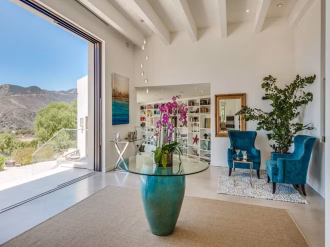 Không gian được thiết kế theo phong cách mở khiến biệt thự luôn tràn ngập ánh sáng tự nhiên.