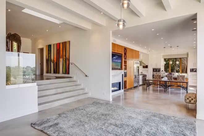 Tiền sảnh dẫn đến khu vực ăn uống rộng lớn có lò sưởi và hệ thống đèn LED chiếu sáng.