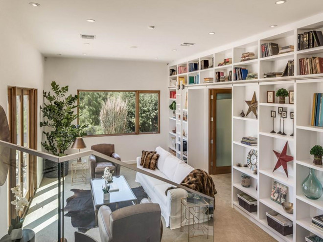 Phòng đọc sách với không gian mở, trông như một thư viện nhỏ.