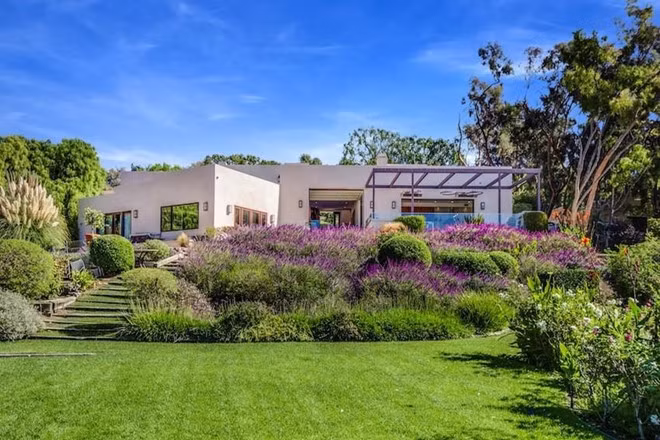 Biệt thự của Chris Hemsworth rộng gần 430 m2 với 4 phòng ngủ, 4 phòng tắm, nằm trên một ngọn đồi phủ đầy hoa lá.