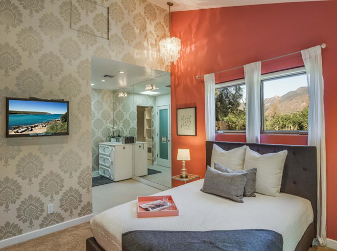 Phòng ngủ dành cho khách sặc sỡ màu sắc.